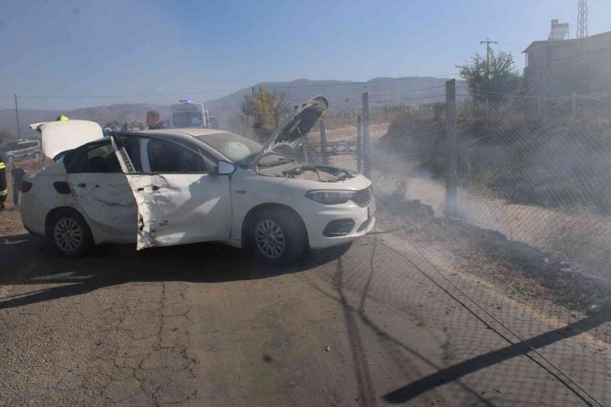 Direksiyon Hakimiyeti Kaybolan Otomobil Elektrik Direğine Çarptı: 1 Yaralı