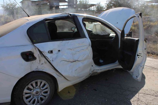 Direksiyon Hakimiyeti Kaybolan Otomobil Elektrik Direğine Çarptı: 1 Yaralı