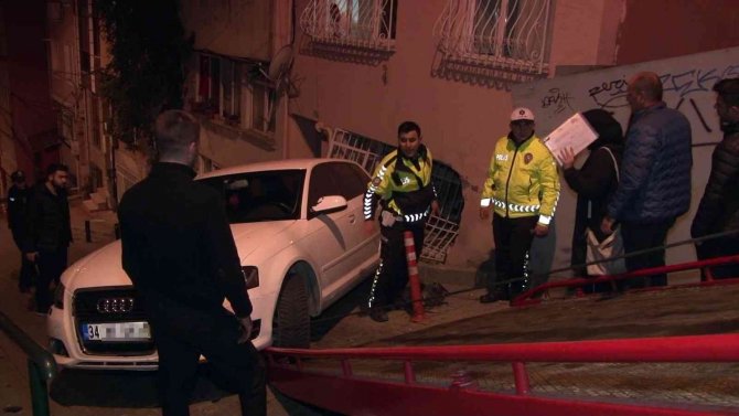 Beşiktaş’ta Facianın Eşiğinden Dönüldü: Yokuş Aşağı Kayan Otomobil Eve Daldı
