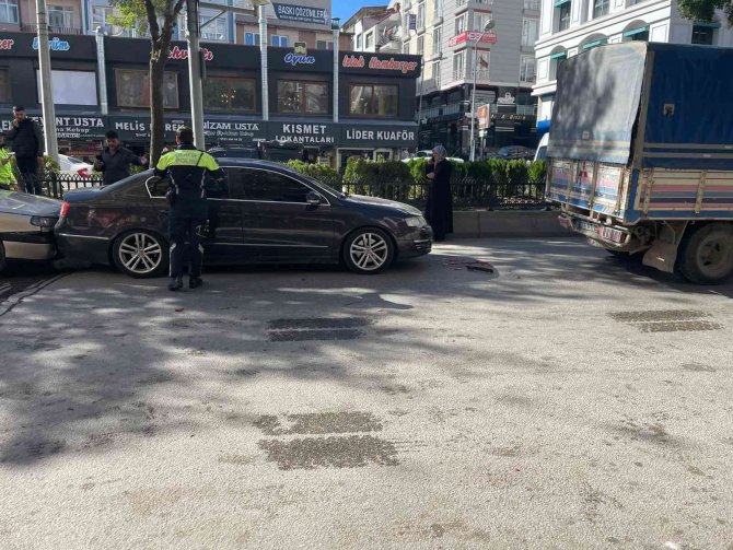 Bilecik’te 4 Aracın Karıştığı Zincirleme Trafik Kazası