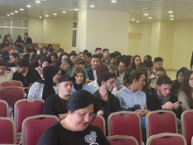 Burhaniye Belediyesinden Üniversitelilere Çevre Eğitimi