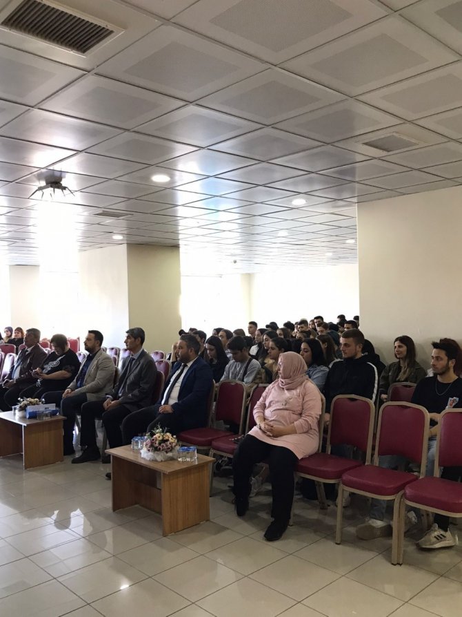 Burhaniye Belediyesinden Üniversitelilere Çevre Eğitimi