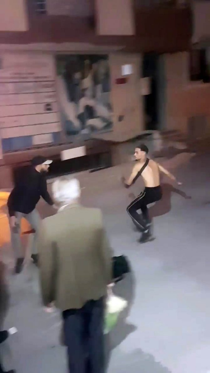 Akli Dengesi Yerinde Olmayan Şahsın Bıçakla Etrafa Saldırdığı Anlar Kamerada