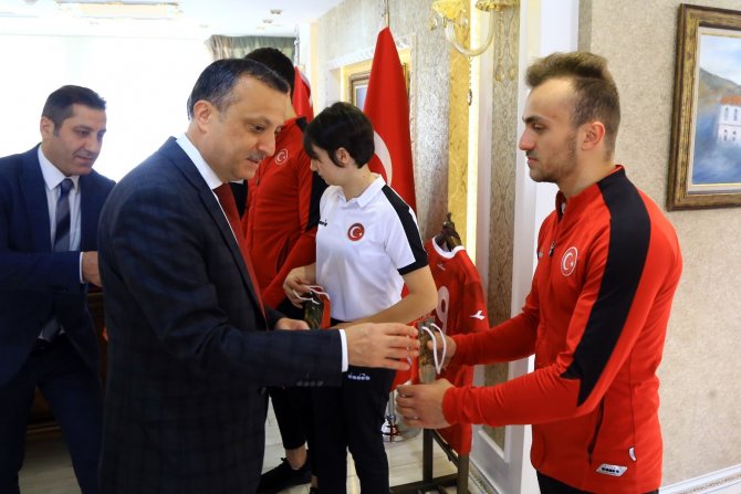 Gümüşhane’de Dünya Şampiyonları Altınla Ödüllendirildi