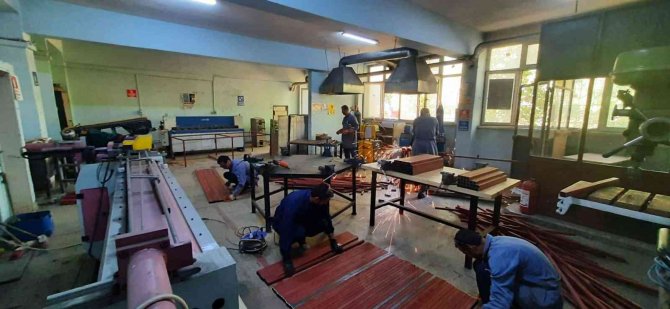 Geleceğin Zanaatkarları Okulların Pota Ve Tenis Masasını Üretiyor