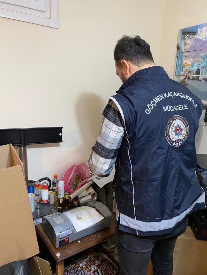 İ̇stanbul’da Sahte Pasaport Operasyonunda 2 Şüpheli Yakalandı