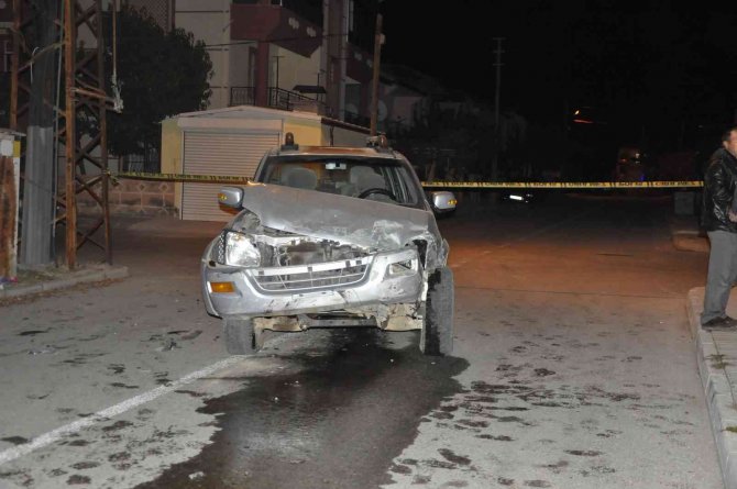 Karaman’da Kamyonet İle Çarpışan İşçi Midibüsü Binaya Çarparak Durabildi: 12 Yaralı
