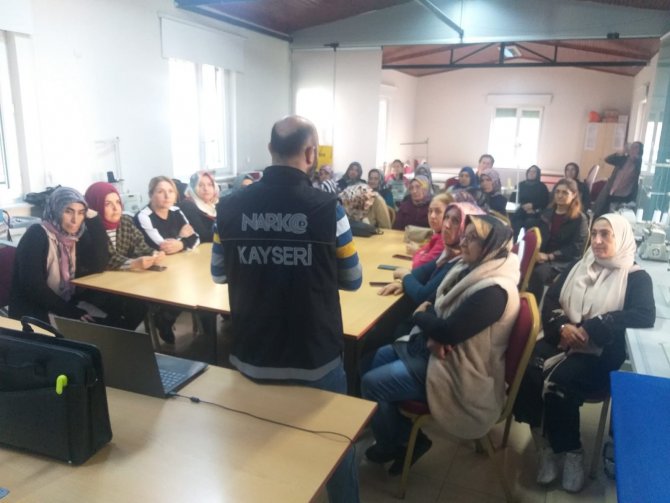 Narkotik Ekipleri 9 Bin 428 Kişiye "Uyuşturucuyla Mücadele" Eğitimi Verdi