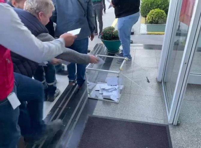 Dyo İşçileri Eylemde: Hesaplarına Yatan Paraları Yönetim Binasının Önüne Bıraktılar