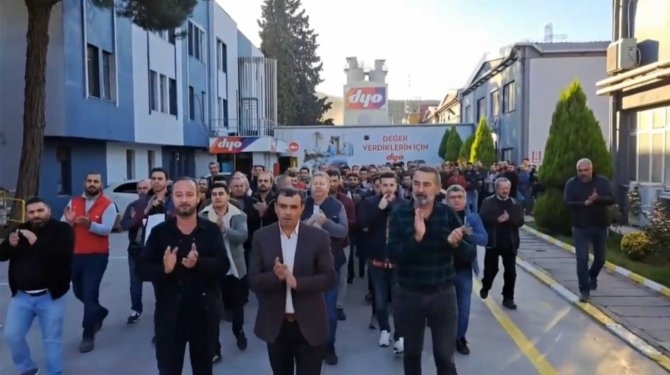 Dyo İşçileri Eylemde: Hesaplarına Yatan Paraları Yönetim Binasının Önüne Bıraktılar