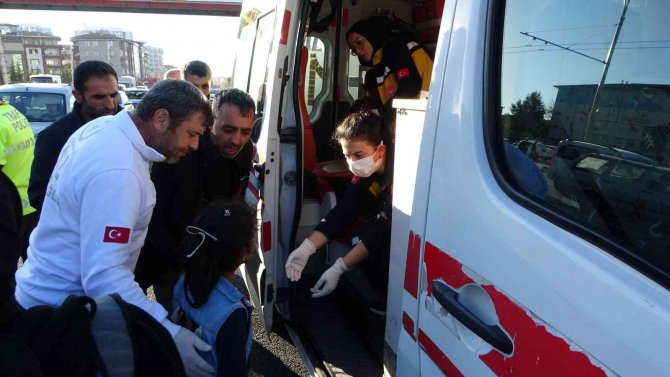 Otomobilin Çarptığı Çocuk Refüje Düştü