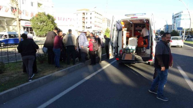 Otomobilin Çarptığı Çocuk Refüje Düştü