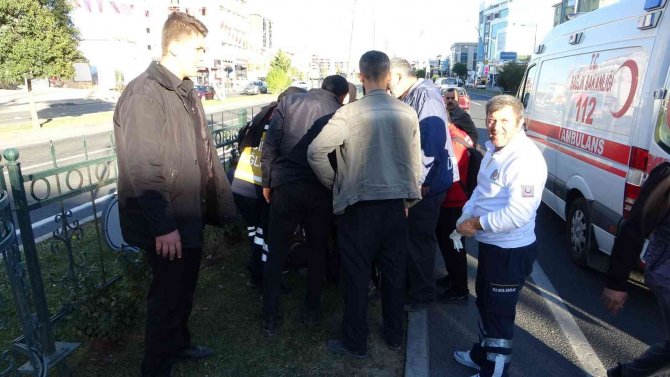 Otomobilin Çarptığı Çocuk Refüje Düştü