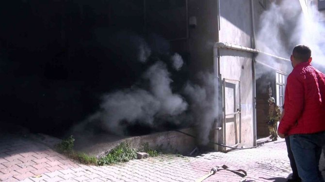 Maltepe’de Yanan İş Yerini Gözyaşlarıyla İzledi