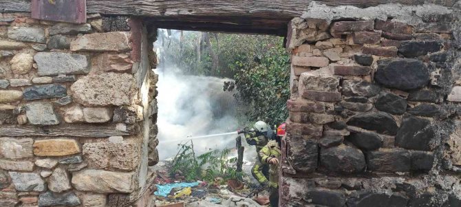 Bursa’da Tarihi Bina Küle Döndü