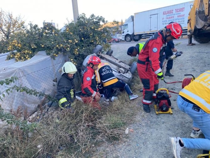 Otomobilde Sıkışan Sürücüyü İtfaiye Ekipleri Kurtardı