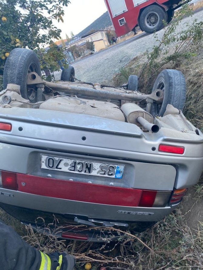 Otomobilde Sıkışan Sürücüyü İtfaiye Ekipleri Kurtardı