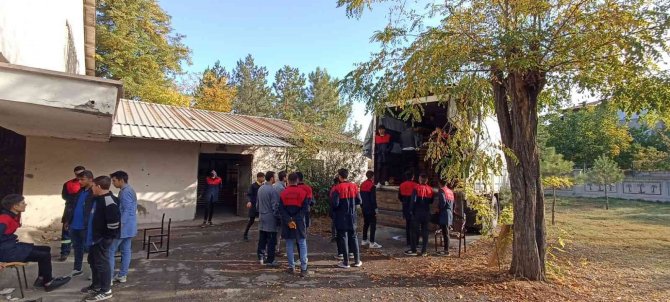 Geleceğin Zanaatkarları Okulların Pota Ve Tenis Masasını Üretiyor