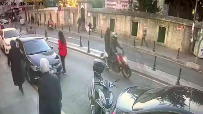 Fatih’te Motosikletli Saldırganlar Dehşet Saçtı: 2 Yaralı