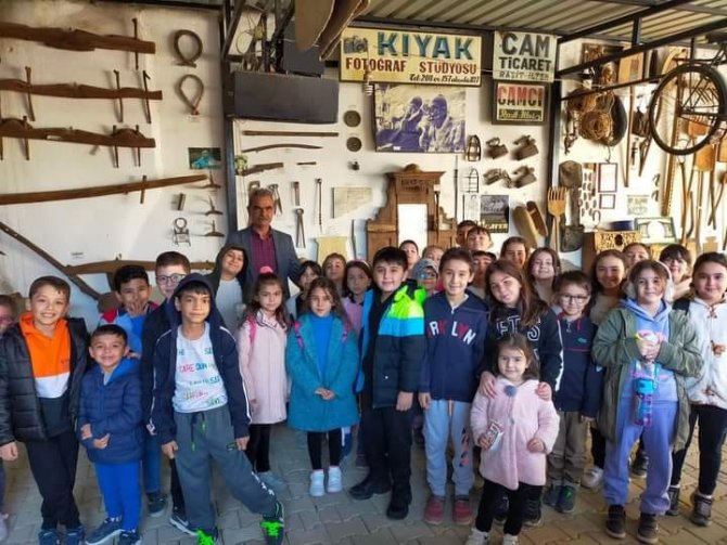 Öğrencileri Geçmişte Yolculuğa Çıkardı