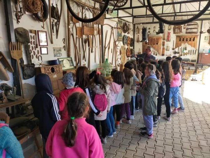 Öğrencileri Geçmişte Yolculuğa Çıkardı