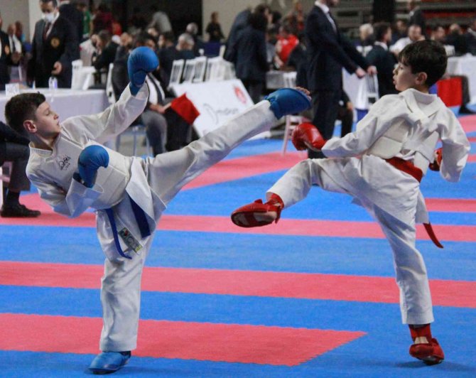 Sivas’ta Karate Rüzgarı Esecek