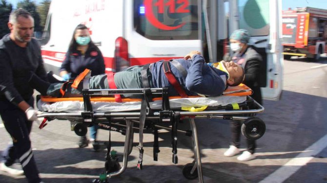 Hurdaya Dönen Kamyonda Sıkışan Yaralı Böyle Kurtarıldı