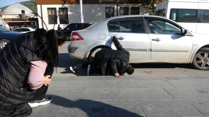 Yavru Kediyi Bulunduğu Yerden Çıkartmak Kolay Olmadı