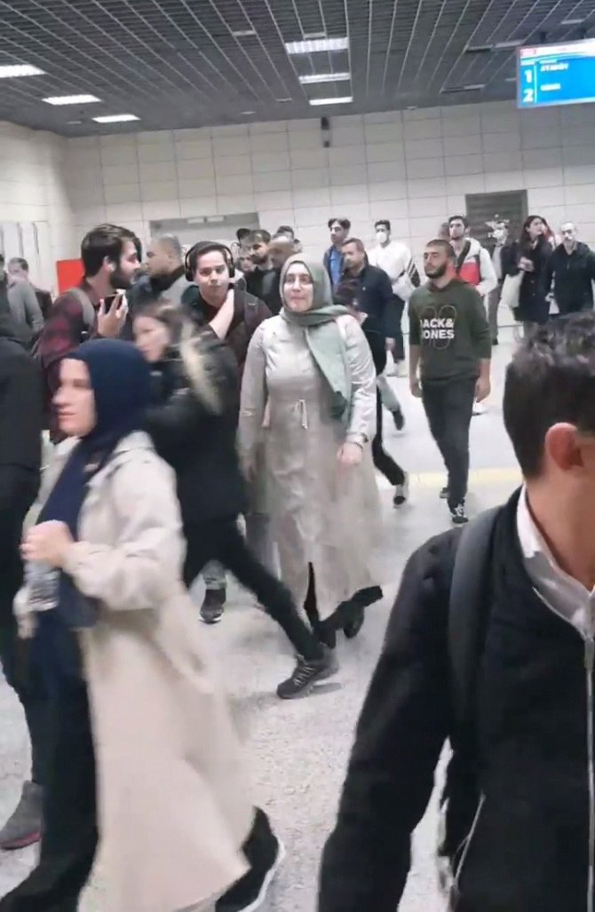 Üsküdar Marmaray’da Seferler Durduruldu, Yolcular Peronlardan Dışarı Çıktı
