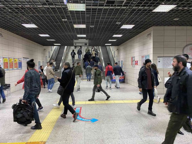 Marmaray’da Seferlerin Durma Sebebi Belirlendi: Yolculardan Biri Yangın Butonuna Bastı