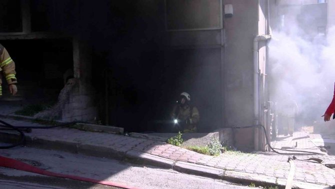 Maltepe’de Yanan İş Yerini Gözyaşlarıyla İzledi