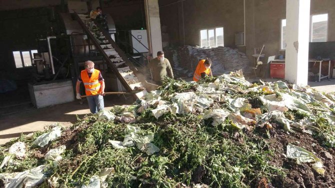 Sebze Ve Meyve Atıklarından Yıllık 400 Ton Organik Gübre Üretiliyor