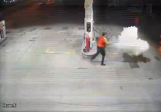 Akaryakıt İstasyonunda Alev Alan Motosiklet Paniğe Yol Açtı