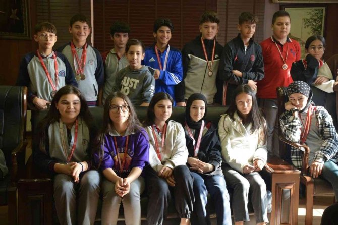 Madalya Ve Kupalarıyla Başkan Demirtaş’a Gittiler