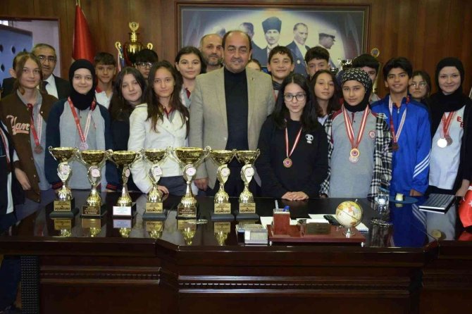 Madalya Ve Kupalarıyla Başkan Demirtaş’a Gittiler