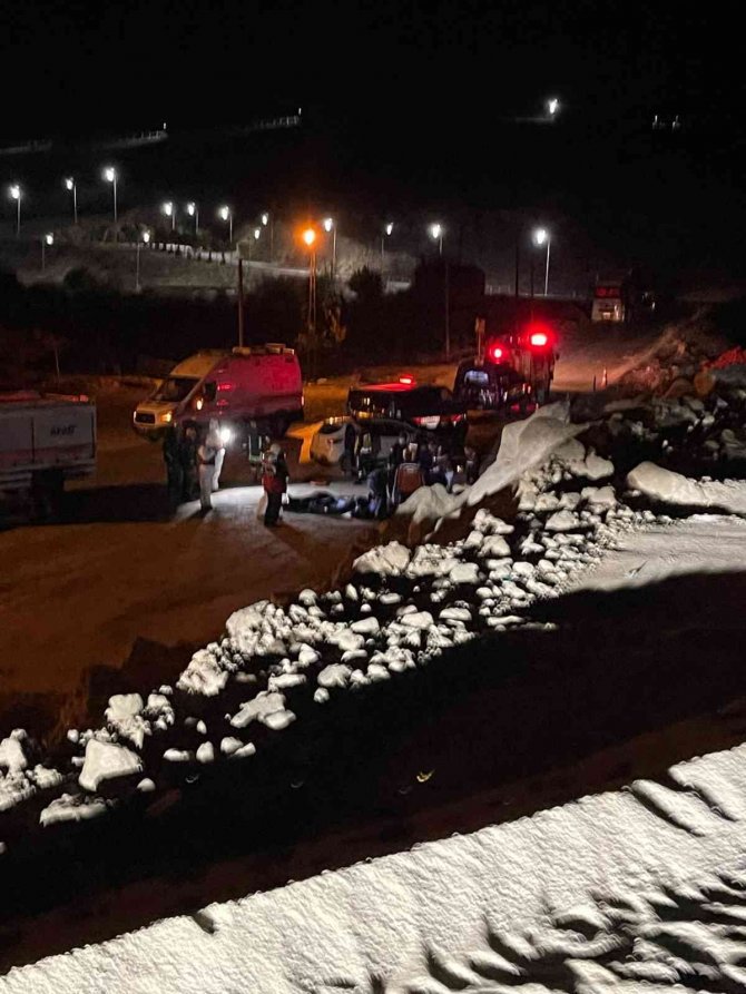 Afyonkarahisar’da Otomobil Şarampole Devrildi, Çok Sayıda Ölü Ve Yaralı Var