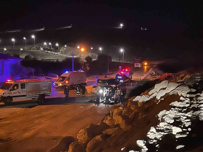 Afyonkarahisar’da Otomobil Şarampole Devrildi, Çok Sayıda Ölü Ve Yaralı Var