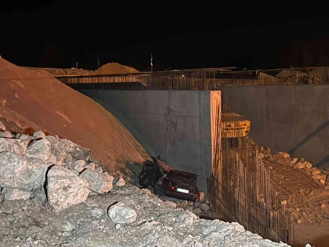 Kağıt Gibi Ezilen Otomobil 4 Kişiye Mezar Oldu