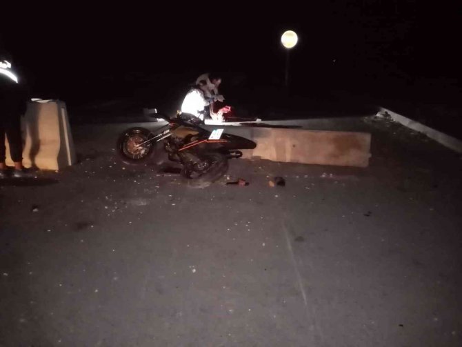 Motosikletiyle Beton Bariyerlere Çarpan Rus Hayatını Kaybetti