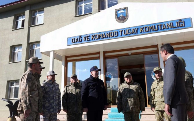 Bakan Akar Hakkari’de Esnafı Ziyaret Etti