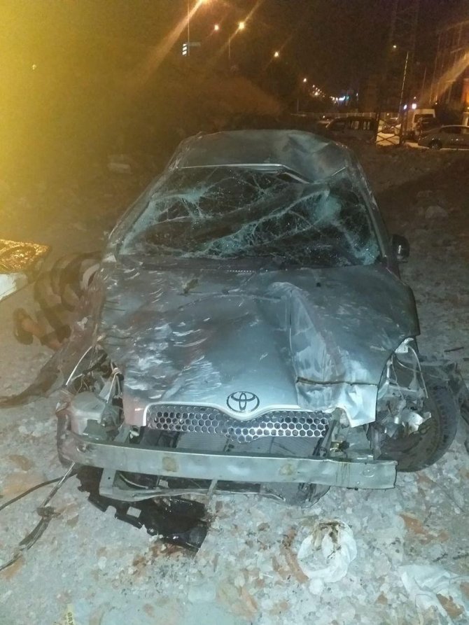 Park Halindeki Araca Çarpıp Tarlaya Uçtu