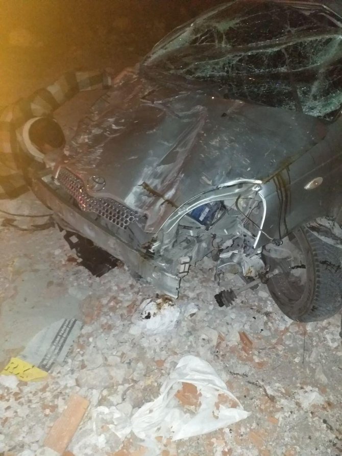 Park Halindeki Araca Çarpıp Tarlaya Uçtu