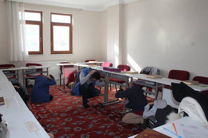 Bayburt’ta Kur’an Kurslarında Çök- Kapan- Tutun Ve Tahliye Tatbikatı Gerçekleştirildi