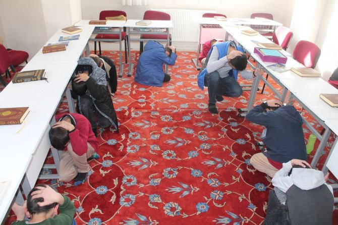 Bayburt’ta Kur’an Kurslarında Çök- Kapan- Tutun Ve Tahliye Tatbikatı Gerçekleştirildi