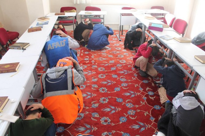 Bayburt’ta Kur’an Kurslarında Çök- Kapan- Tutun Ve Tahliye Tatbikatı Gerçekleştirildi