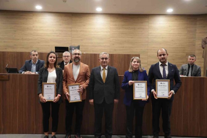 Yarışmada Derece Elde Eden Öğrencilerin Ödüllerini Başkan Işık Verdi