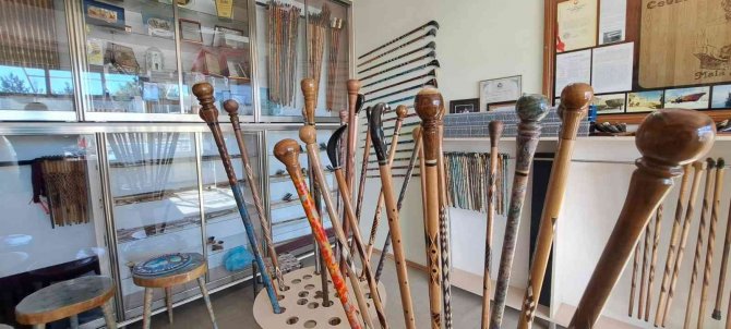 Ceviz Ağacına Şekil Veren Üçüncü Kuşak Baston Ustası