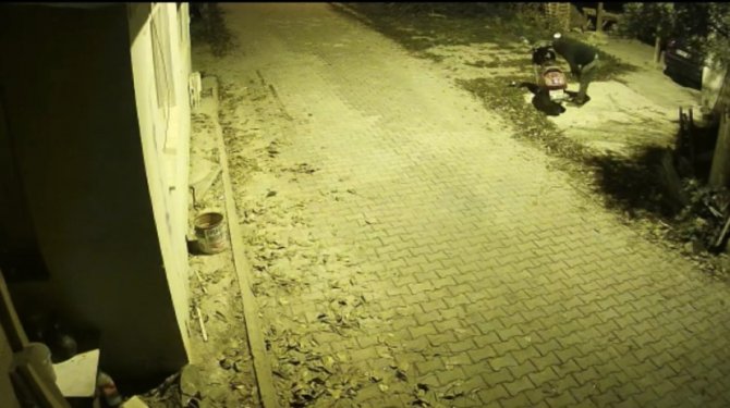 Motosiklet Hırsızı Önce Kameralara Sonra Polis Yakalandı