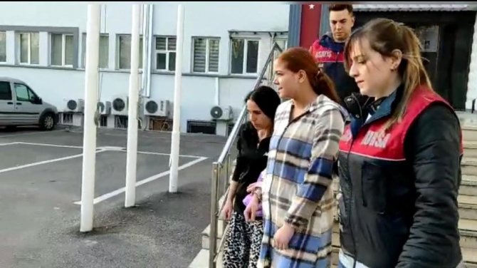 Güneş Gözlüklü Ve Maskeli Kadın Hırsızlar Polisten Kaçamadı