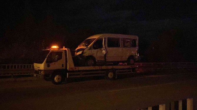 Minibüse Çarpan Pancar Yüklü Tır Dereye Uçtu: 1 Ölü, 5 Yaralı